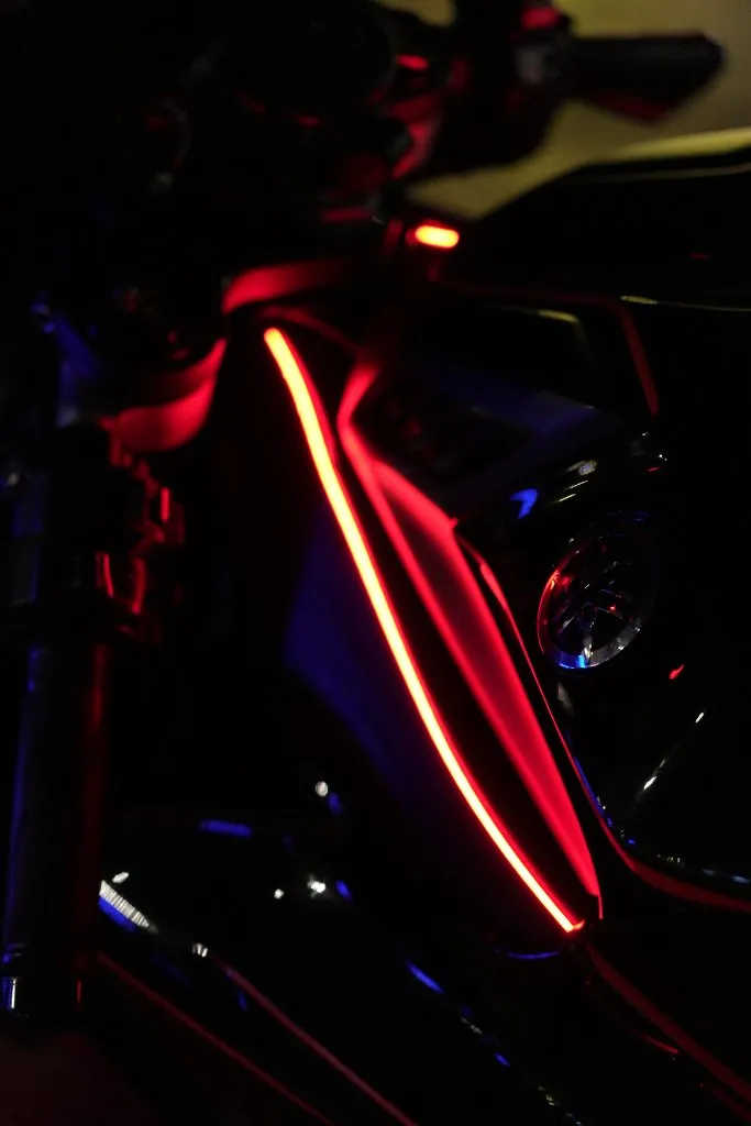 Détail d’une bande LED rouge sur le carénage
