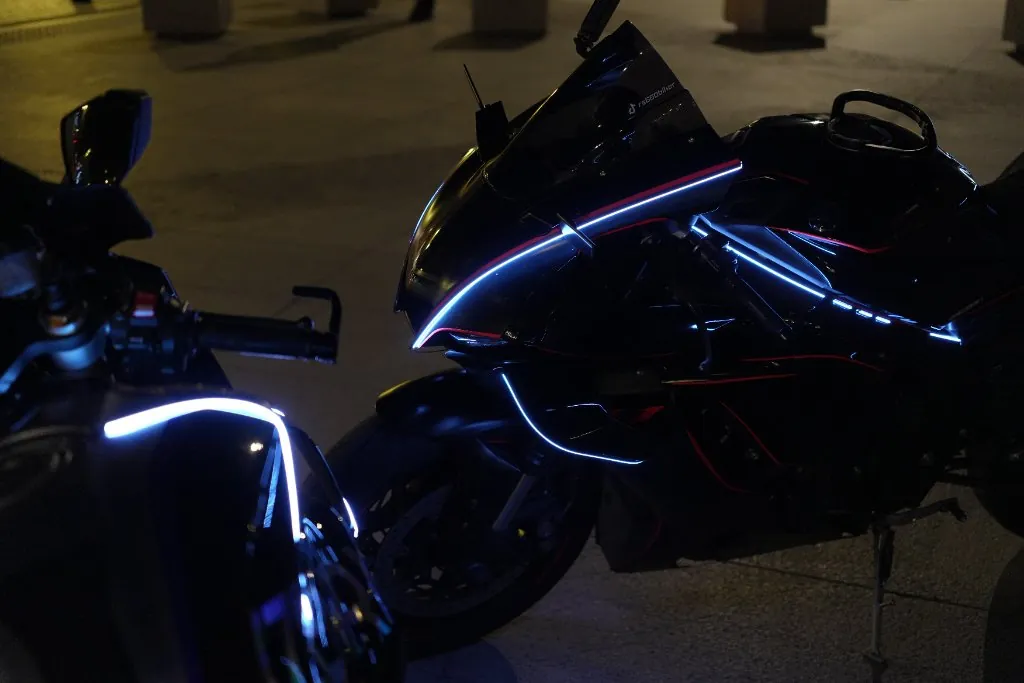Sportive avec LED bleues de nuit