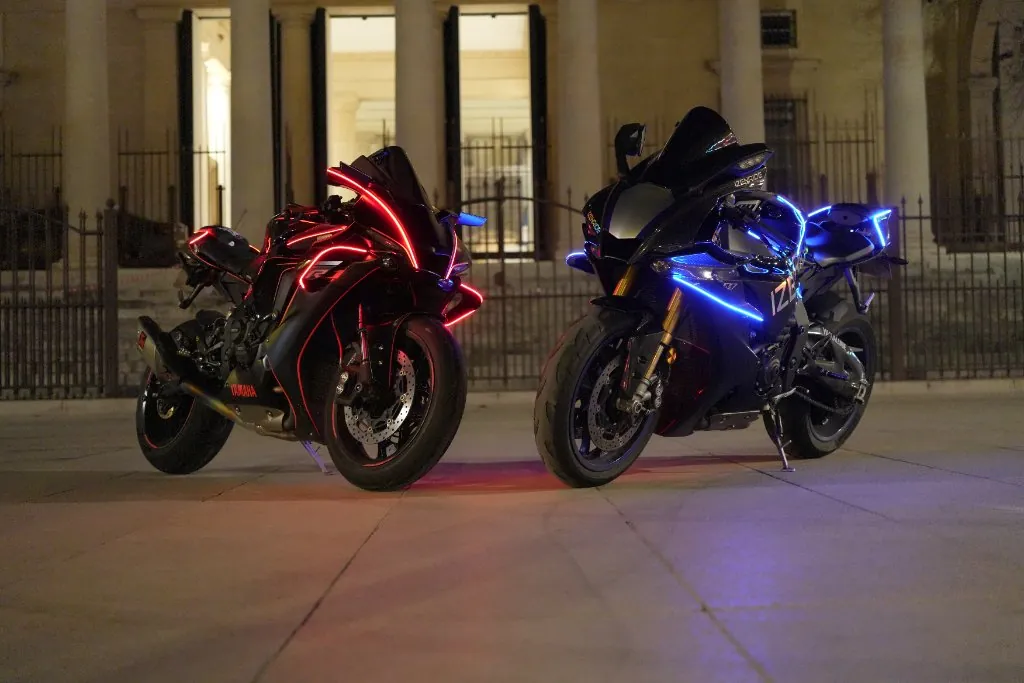 Deux sportives équipées de bandes LED rouges et bleues, de nuit