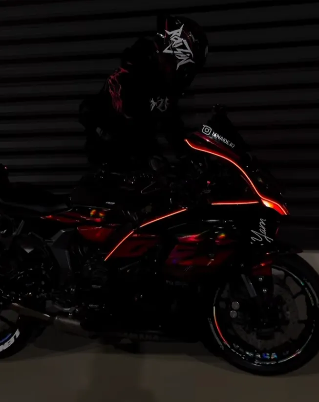 Pilote et sa moto équipée de LED rouges