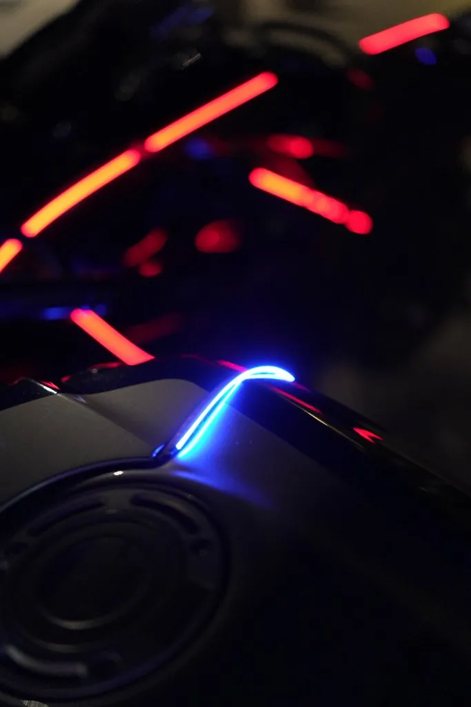 Sportive avec LED rouges et bleues