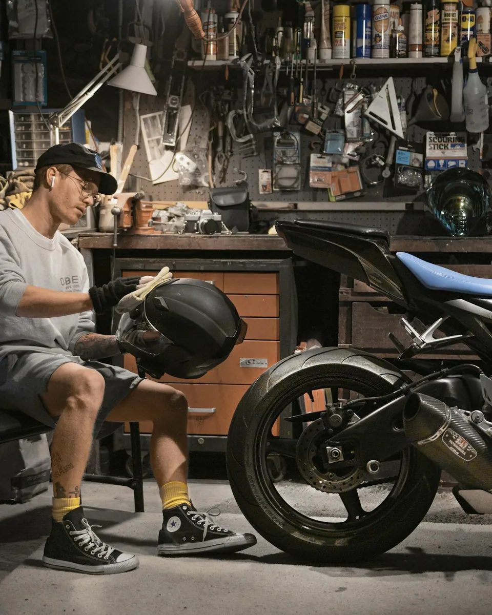 Travail sur une moto dans un atelier