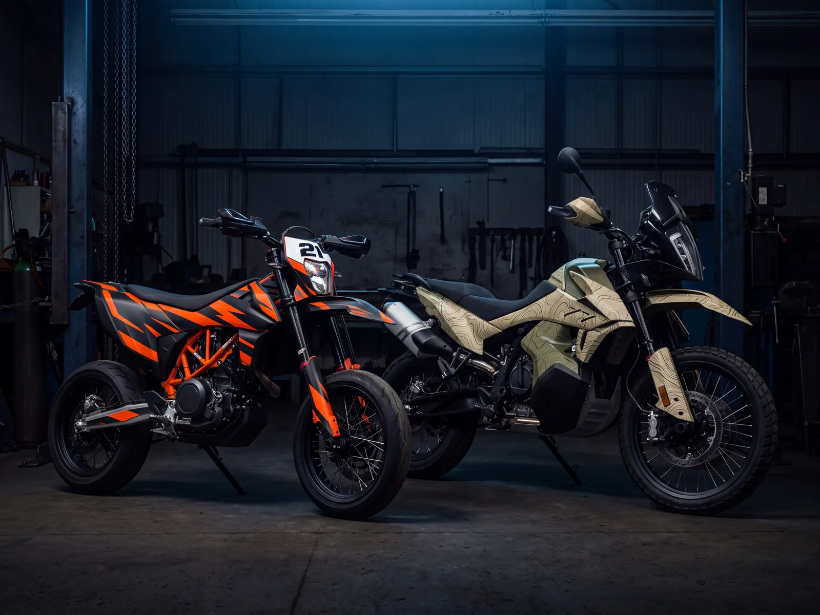 Supermotard au kit noir et orange et trail au kit topographique beige et kaki