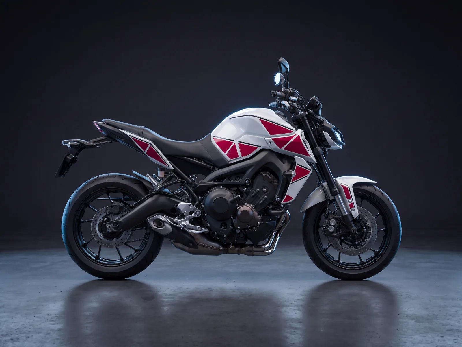 Roadster blanc habillé d’un kit déco géométrique rouge et noir